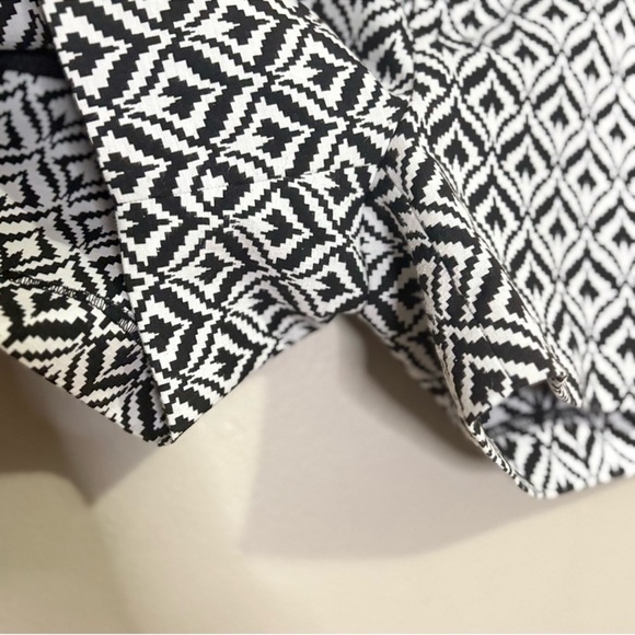 Banana Republic Mid Rise Hampton Black White Geo Shorts 4.5" Inseam - Picture 8 of 12